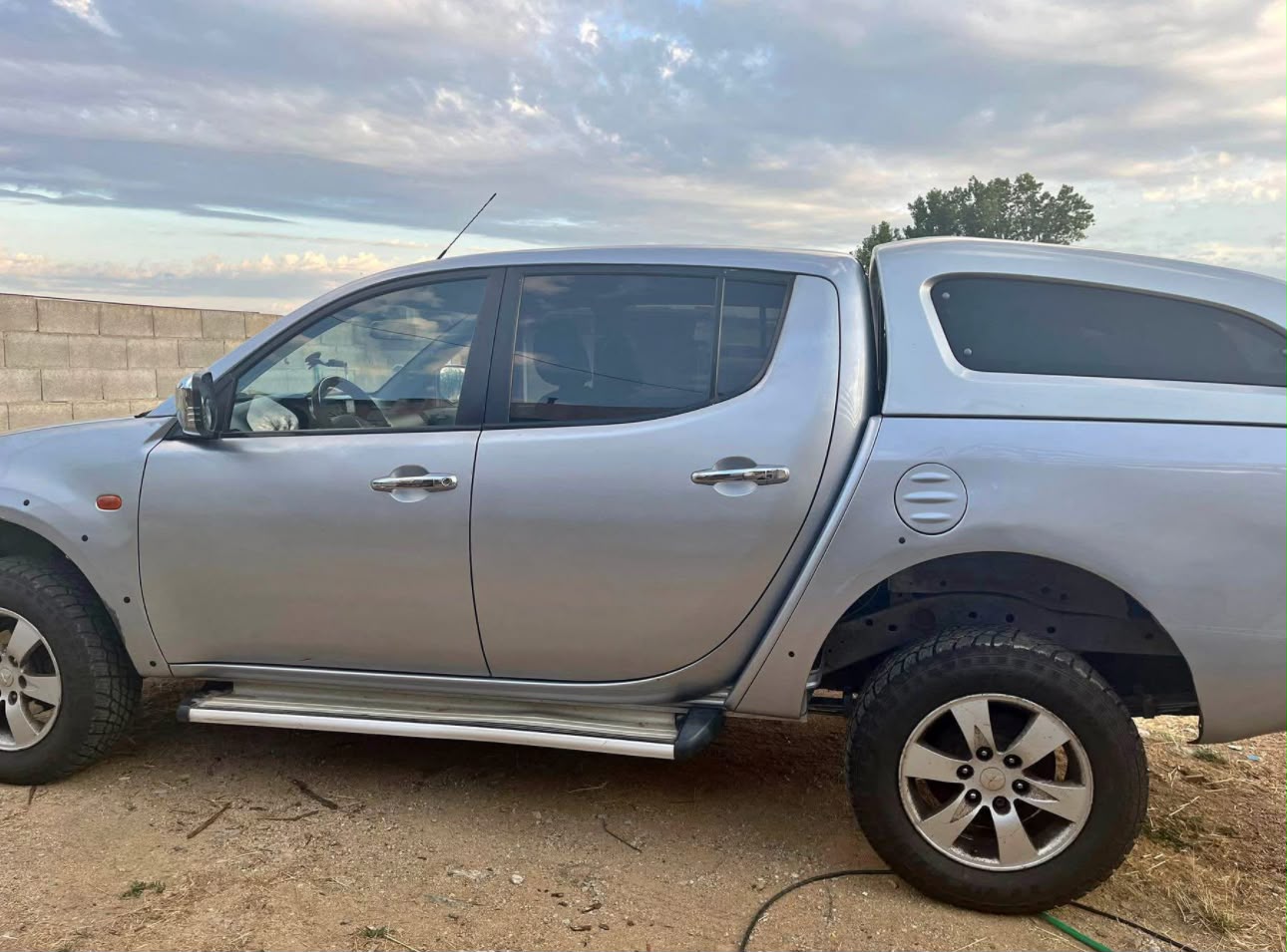 MITSUBISHI L200